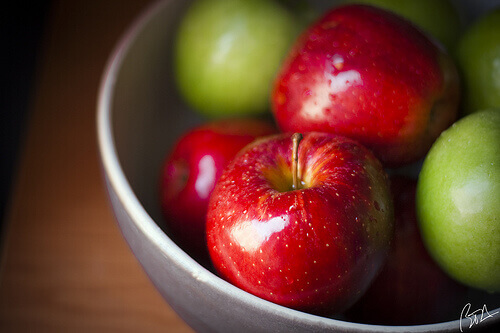 από τις τροφές που ενυδατώνουν το δέρμα μηλα