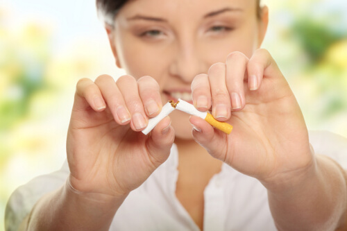 Σταματήστε το ροχαλητό με φυσικές θεραπείες - Γυναίκα σπάει ένα τσιγάρο στη μέση