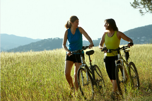 Απαλλαγείτε από τη δυσκοιλιότητα - Δύο γυναίκες κάνουν ποδήλατο στην εξοχή