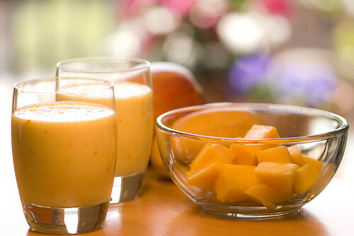 Smoothie με μάνγκο και μάνγκο σε μπολ