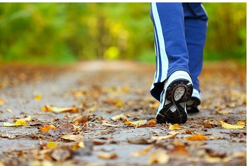 Αφεψήματα που μειώνουν την κατακράτηση υγρών - Άτομο περπατά στη φύση