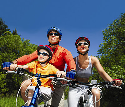 Ελέγξετε το άγχος - Οικογένεια κάνει ποδήλατο