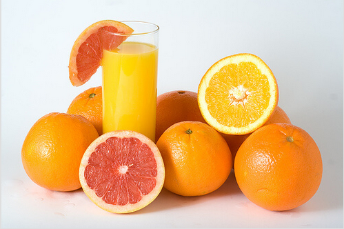 Θεραπείες για το σύνδρομο καρπιαίου σωλήνα - Γκρέιπφρουτ, πορτοκάλια και ένα ποτήρι με χυμό