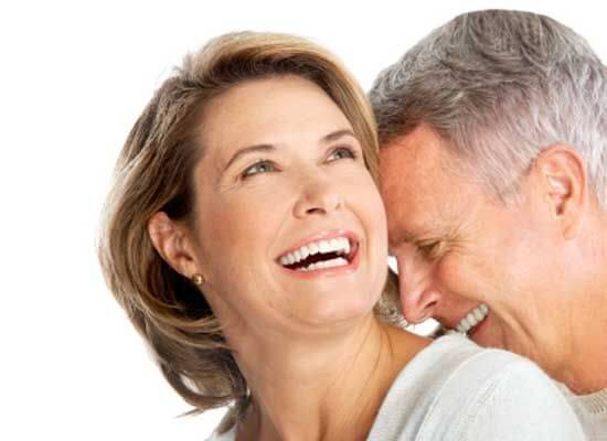 Εγκεφαλικό ανεύρυσμα - Άνδρας και γυναίκα χαμογελούν