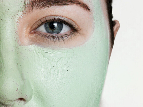 Κλείστε τους πόρους του δέρματος - Γυναίκα χρησιμοποιεί μάσκα προσώπου
