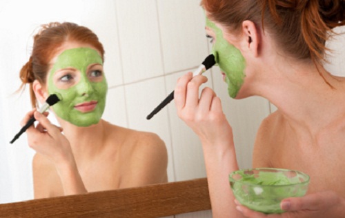 Κλείστε τους πόρους του δέρματος - Γυναίκα εφαρμόζει μάσκα προσώπου