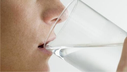 Τονώστε τον μεταβολισμό σας - Άτομο πίνει νερό
