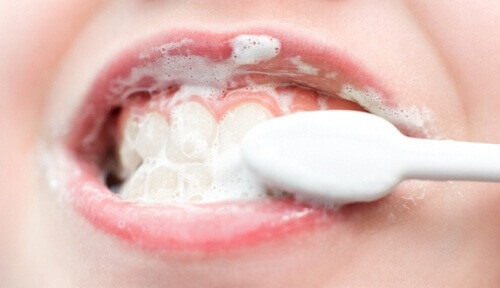 Σπιτικές συνταγές για να λευκάνετε τα δόντια σας.