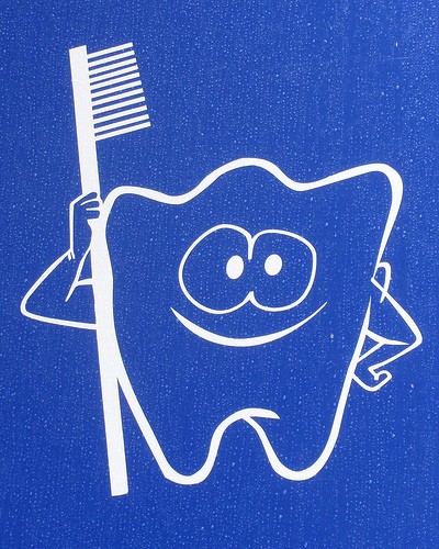 Ούλα που ματώνουν - Σχέδιο ενός δοντιού που κρατά οδοντόβουρτσα