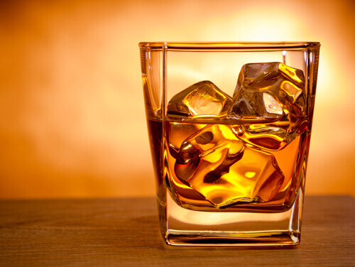 Ρυθμίστε την υψηλή χοληστερίνη - Αλκοόλ σε ποτήρι με παγάκια