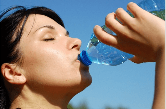 ανθυγιεινές συνήθειες - πλαστικά μπουκάλια