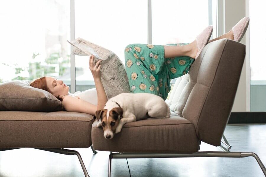 Αποτοξίνωση στο πάγκρεας - Γυναίκα χαλαρώνει σε καναπέ με τον σκύλο της