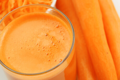 Αντικαρκινικά ροφήματα - Καρότα και χυμός καρότου σε ποτήρι