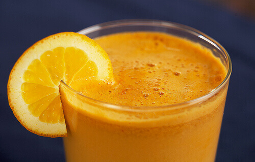 Υγιεινές τροφές που ίσως καταναλώνετε υπερβολικά - Πορτοκαλάδα σε ποτήρι