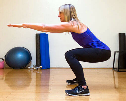 Τρόποι να τονώσετε τους γλουτιαίους σας - Γυναίκα κάνει καθίσματα