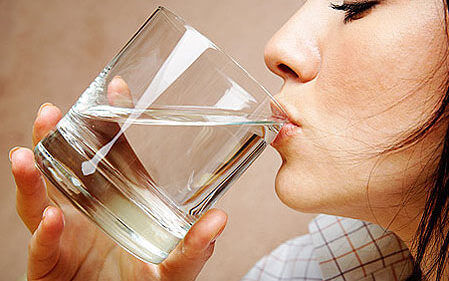Αντιμετώπιση της κυστίτιδας - Γυναίκα πίνει νερό