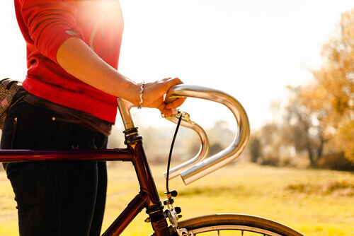 600 θερμίδες την ημέρα - Γυναίκα κάνει ποδήλατο