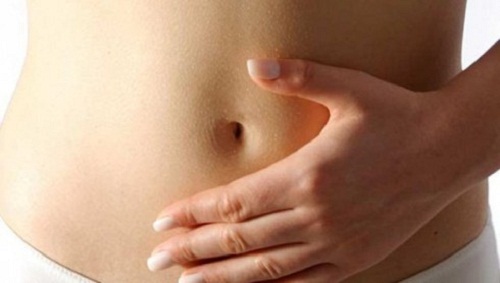 9 λόγοι για να τρώτε το κουκούτσι του αβοκάντο - Γυναίκα με επίπεδη κοιλιά