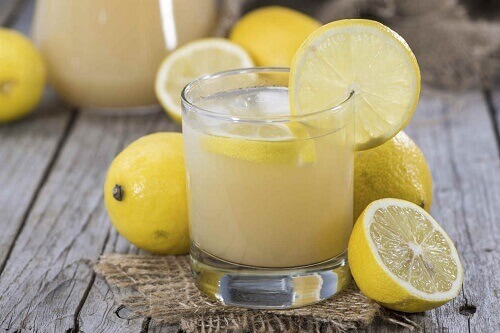 Αντιμετώπιση λιπώδους διήθησης του ήπατος - Χυμός λεμόνι σε ποτήρι και λεμόνια