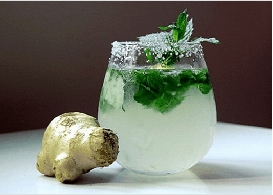 Λεμόνι και τζίντερ - Ένα ποτήρι πράσινο τσάι και μια ρίζα τζίντζερ