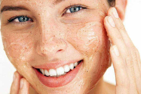 καθαρισμός προσώπου πριν από τον υπνο - απολεπιση