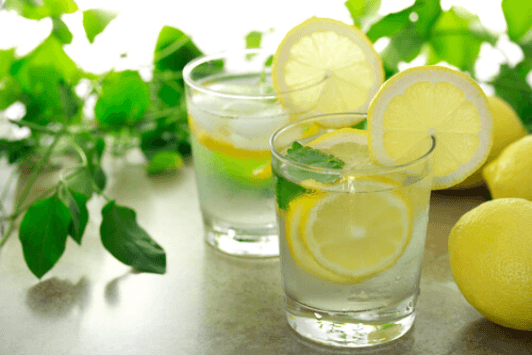 Δύο ποτήρια με λεμονάδα