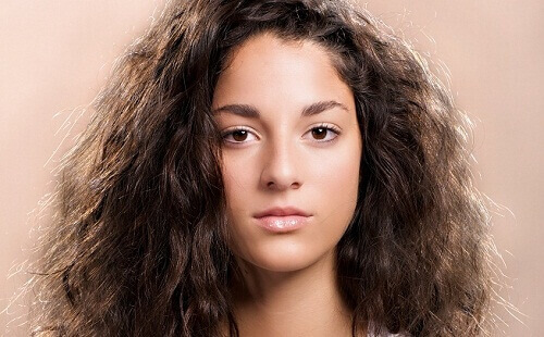 8 συμβουλές για τα φριζαρισμένα μαλλιά