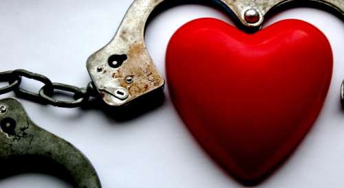 Βρίσκεστε σε μια τοξική σχέση - Καρδιά και χειροπέδες