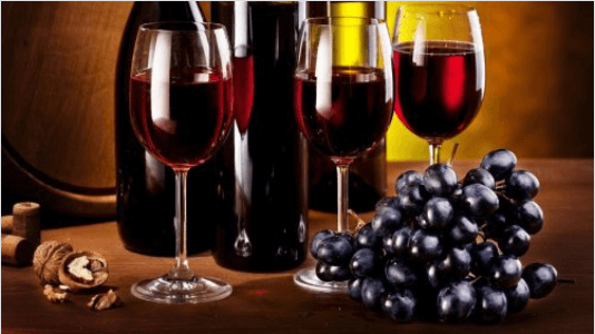 Το κόκκινο κρασί - Μπουκάλι με κόκκινο κρασί και σταφύλια