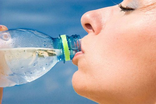 Καταπολέμηση του λίπους - Γυναίκα πίνει νερό