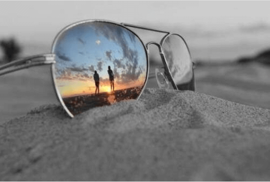 γυαλια ηλιοζ στην αμμο