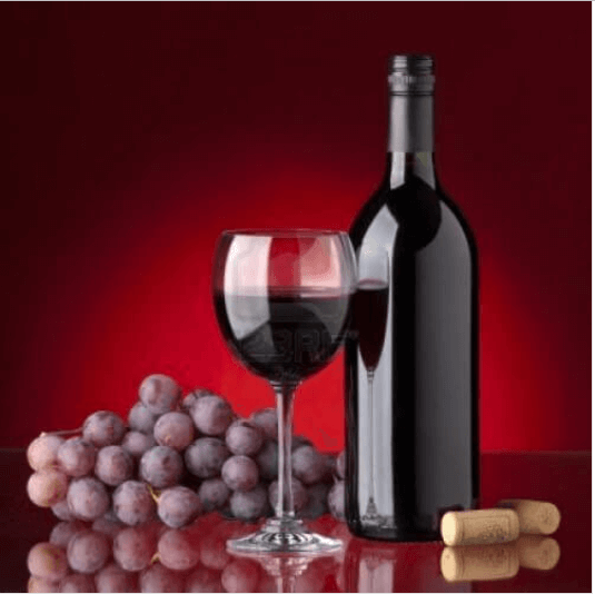  Σταφύλια, ποτήρι και μπουκάλι με κόκκινο κρασί