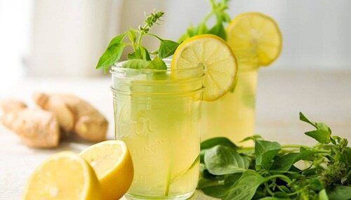 ποτό τζίντζερ, λεμόνι και μέλι για την απώλεια βάρους