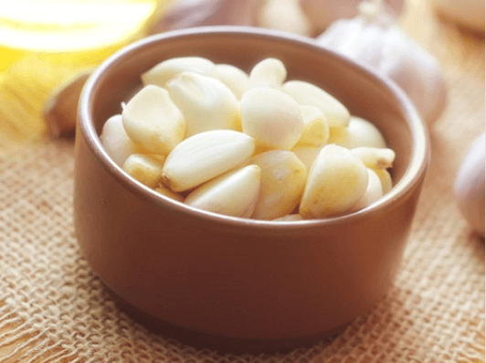 Θεραπεία ασθενειών με σκόρδο - Σκόρδο καθαρισμένο σε μπολ