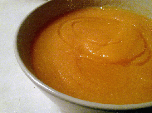 Θεραπείες για να καθαρίσετε τους βρογχικούς σωλήνες - καρότο και μέλι