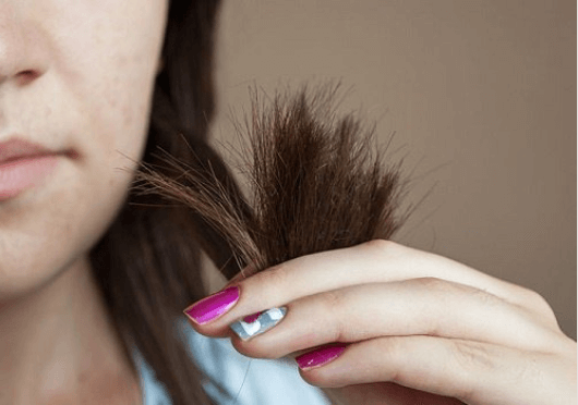 Μακρύνετε τα μαλλιά σας - Γυναίκα με ψαλίδα στα μαλλιά