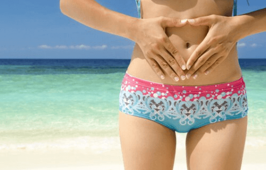 λεπτή μέση σε παραλία