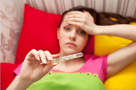 Συνέπειες της ανεπάρκειας ύπνου - Γυναίκα με πυρετό
