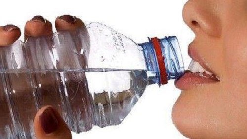 Είναι ασφαλές να πίνουμε νερό από πλαστικά μπουκάλια;