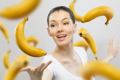 ώριμες μπανάνες και γυναίκα