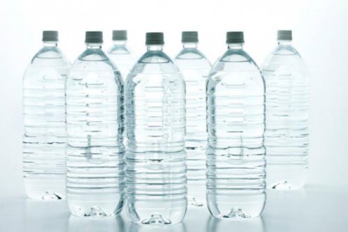 Νερό από πλαστικά μπουκάλια - Πλαστικά μπουκάλια