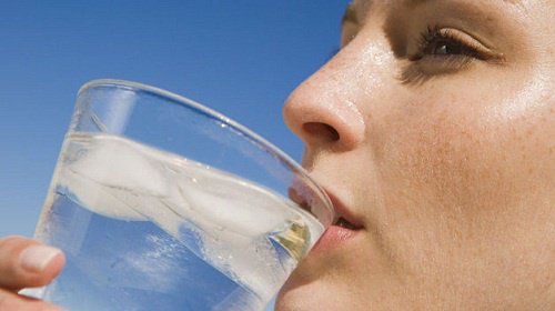 Γυναίκες σε εμμηνόπαυση - Γυναίκα πίνει νερό