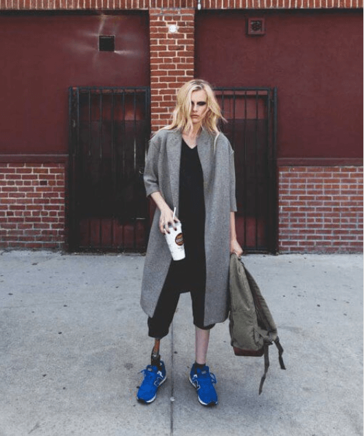 Το πόδι ενός μοντέλου ακρωτηριάστηκε λόγω του ταμπόν - Μοντέλο με προσθετικό πόδι