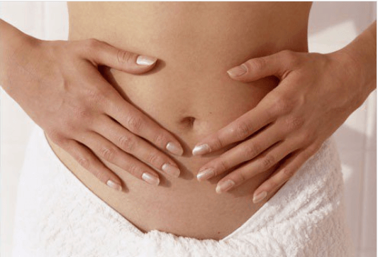 Μη υγιές παχύ έντερο - Γυναίκα πιάνει την κοιλιά της