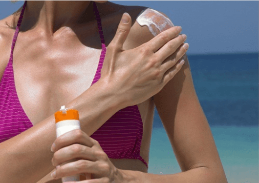 Καρκίνο του δέρματος - Γυναίκα βάζει αντηλιακό στο μπράτσο της