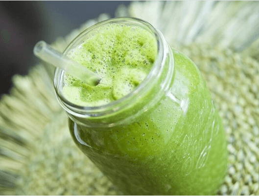 Ποτήρι με πράσινο smoothie