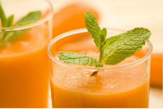 Συμβουλές για τη θεραπεία της ισχιαλγίας - Ποτήρια με χυμό καρότου και μαϊντανό