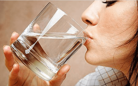 πως θα μειώσετε το πρήξιμο με νερό