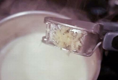 Γάλα σκόρδου: μαγικό για την ισχιαλγία. Εσείς το ξέρετε;