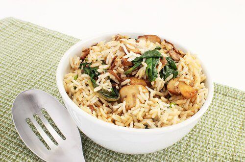 Βιταμίνες και μέταλλα που καταπολεμούν την κατάθλιψη - Μπολ με ρύζι και μανιτάρια